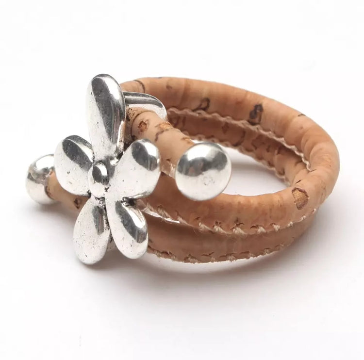 Bague liège-bague Vegan-bague végane-bague naturelle-bague naturel-bague fleur-bague pas cher-bague fantaisie-bague femme-bague bouchon-bague ajustable-bague flower-bague marguerite-bague liège Portugal -bague fille-bague résistante